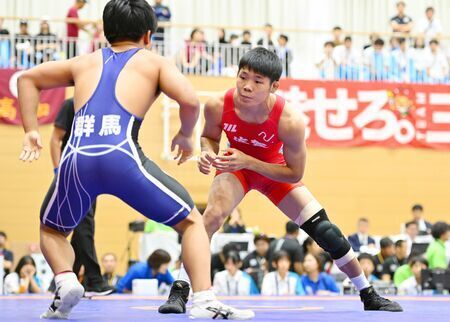 レスリング少年男子グレコローマン60キロ級準々決勝　相手との間合いを詰める前田太晟（右、鳥栖工高）＝嬉野市中央体育館