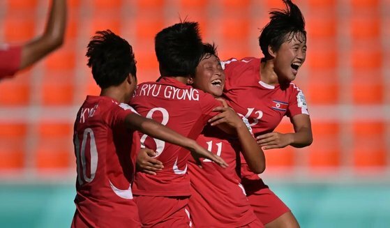 北朝鮮がＦＩＦＡのＵ－１７女子Ｗ杯の初戦でメキシコに４－１で勝利した。得点後の喜ぶ北朝鮮のＦＷチェ・リムジョン（１１番）。　［ＦＩＦＡホームページ　キャプチャー］