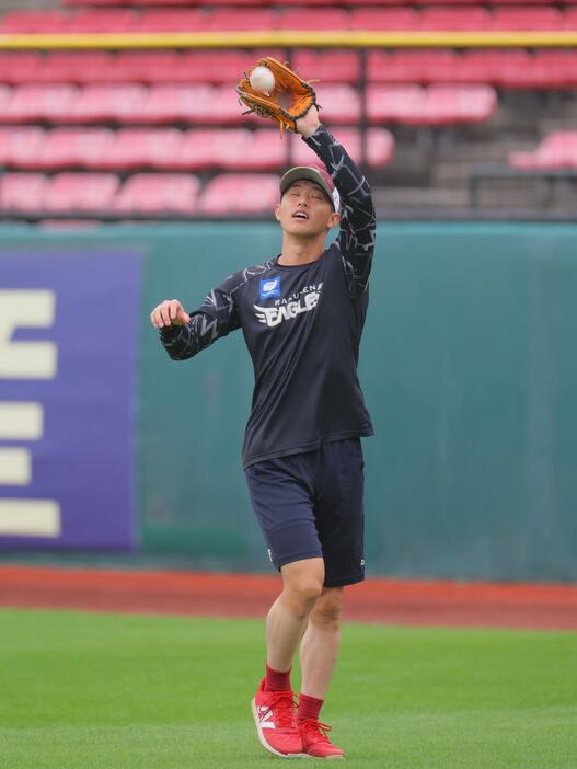 　外野フライの捕球練習を繰り返す辰己（撮影・吉澤敬太）