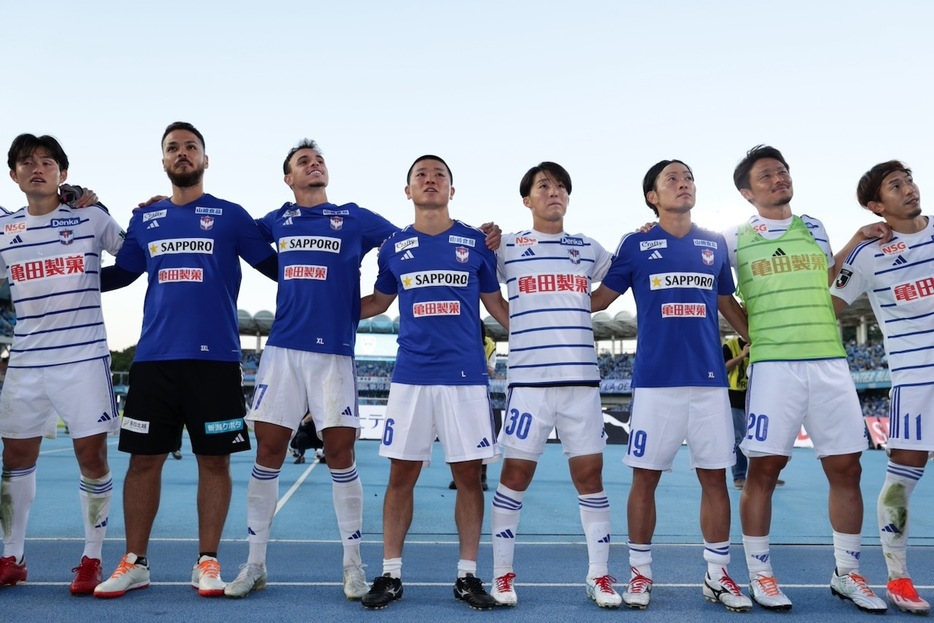 サポーターと喜びを分かち合う選手たち。星雄次（19）も充実の表情だ（写真◎J.LEAGUE）