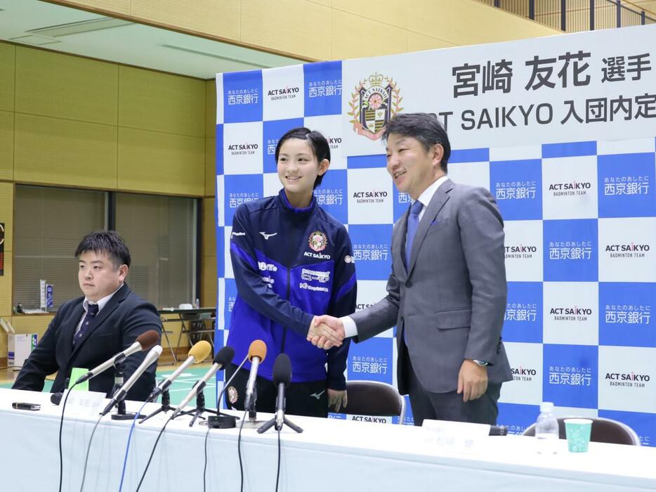 左からACT SAIKYOの小宮山元監督、宮崎友花選手、西京銀行の松岡健頭取