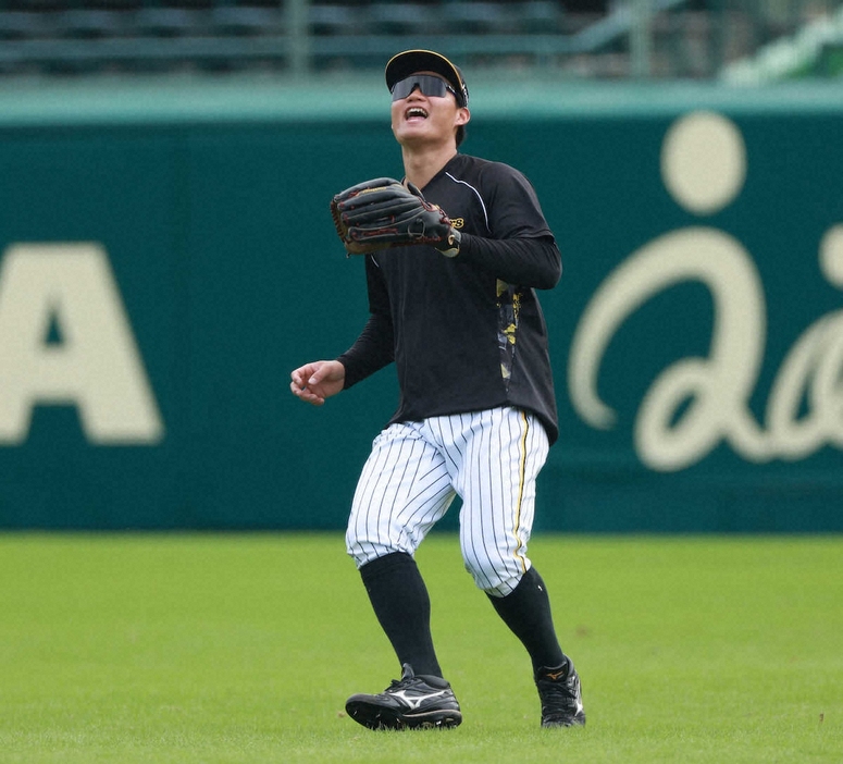 外野ノックを受ける阪神・森下（撮影・中辻　颯太）