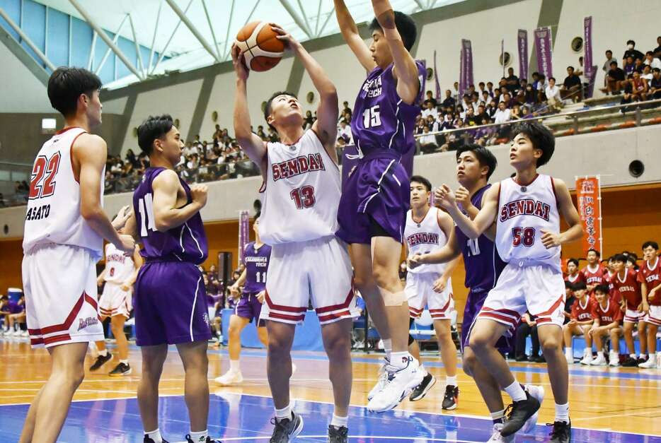 前半、川内の大山拓（１３）がシュートを決める＝サンアリーナせんだい