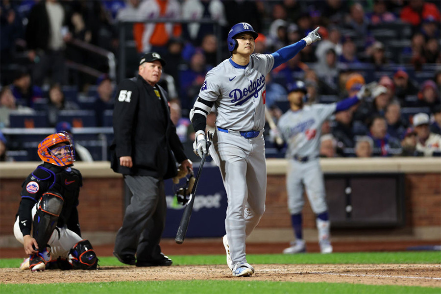 同じポーズをするドジャース・大谷翔平（左）とムーキー・ベッツ【写真：Getty Images】