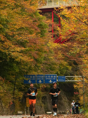 仙人峠の急勾配に挑むランナーたち