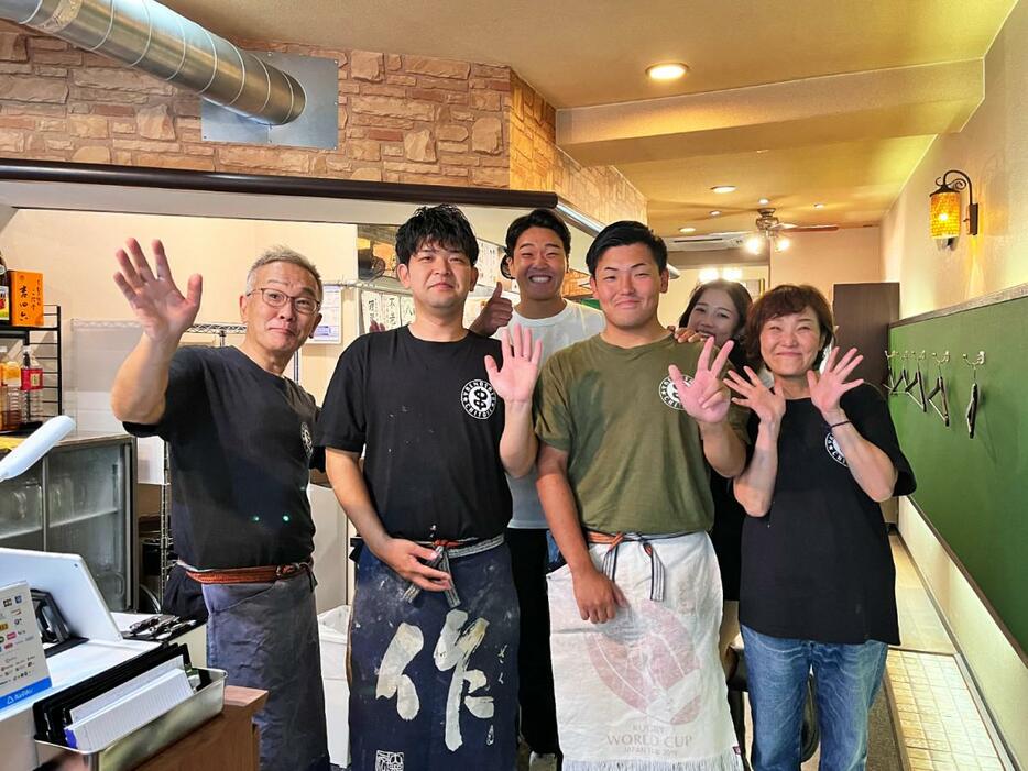 現店主の田中裕之さん（前列一番左）、小阪店店長の坂梨雄暉さん（左から2番目）と串かつちとせのスタッフ