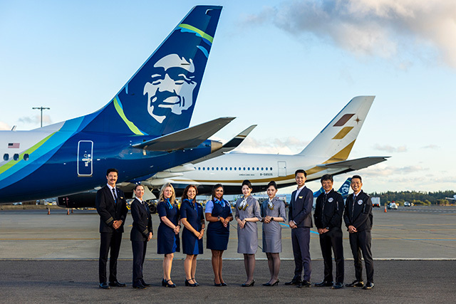 コードシェアを始めたスターラックス航空（右）とアラスカ航空＝24年8月18日 PHOTO: Joe Nicholson/Alaska Airlines