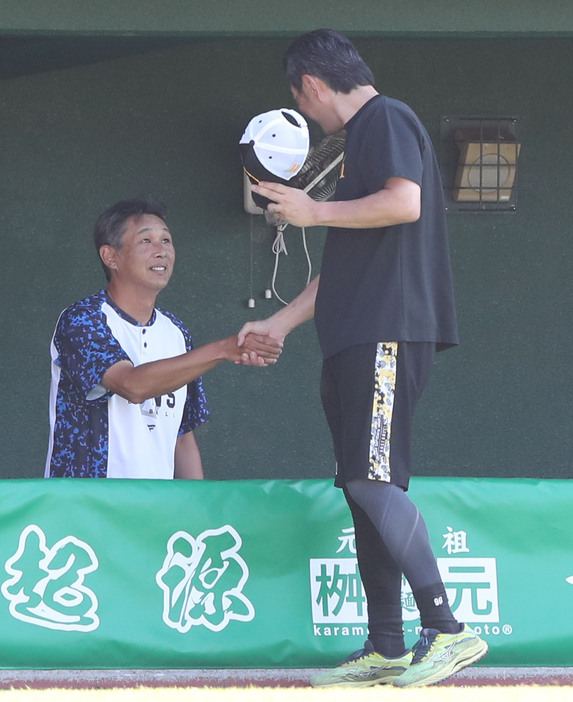 小久保監督と握手をかわす西口監督（撮影・梅根麻紀）