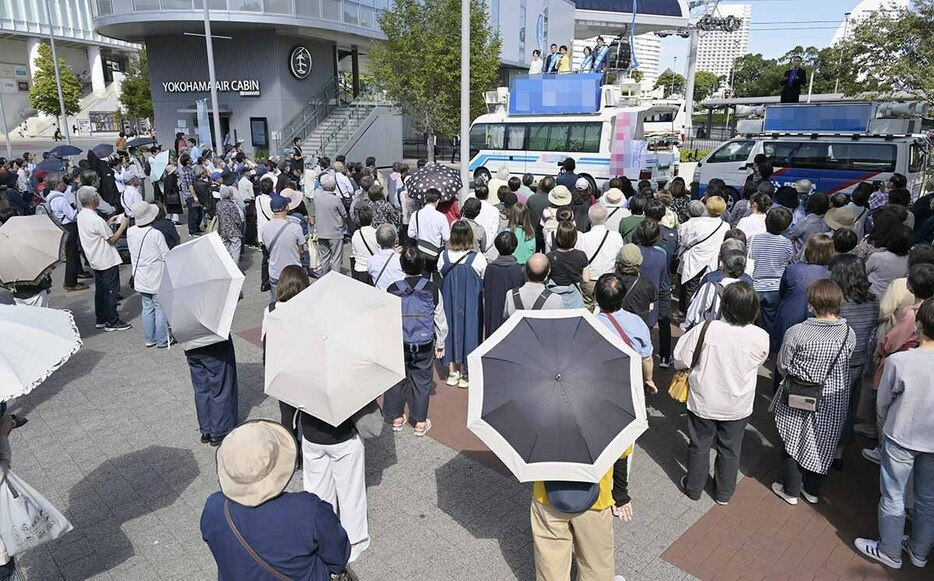 衆院選が公示され、街頭演説に集まった有権者ら（画像の一部を修整しています）＝１５日午前、横浜市中区（花輪　久写す）