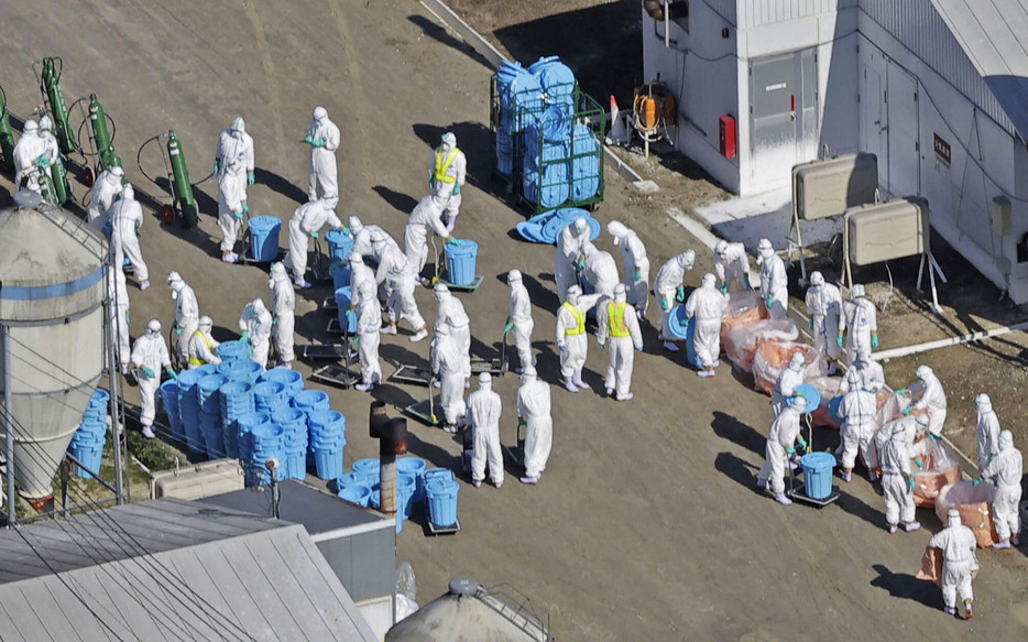 北海道厚真町の養鶏場で殺処分作業を進める関係者＝17日午前10時40分（共同通信社ヘリから）