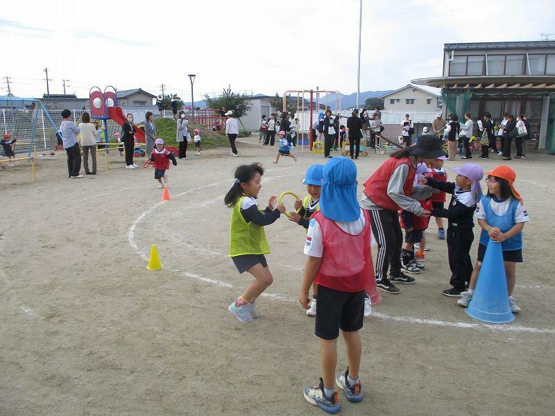 公開保育で元気いっぱいに遊ぶ子どもたち=岡山県津山市で