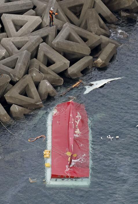 三重県鳥羽市の答志島沖で転覆した漁船＝24日午前10時12分（共同通信社ヘリから）