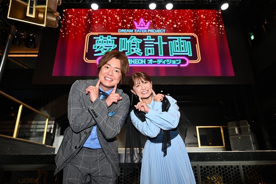 MCを務める矢口真里（右）とシュウペイ（撮影・蔦野裕）