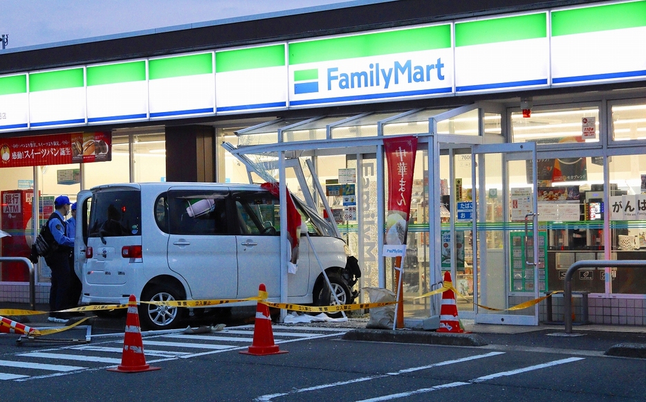 コンビニの出入り口に突っ込んだ軽乗用車＝10月28日午後5時5分ごろ、福井県鯖江市水落町2丁目