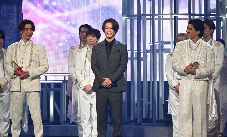 Snow Manの渡辺翔太、KAT-TUNの亀梨和也、SixTONESの森本慎太郎（前列左から）【写真：ENCOUNT編集部】