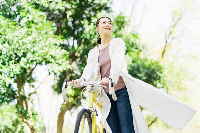 自身の見た目が実年齢よりも「若い」と思っている人は約4割　※画像はイメージです（One/stock.adobe.com）