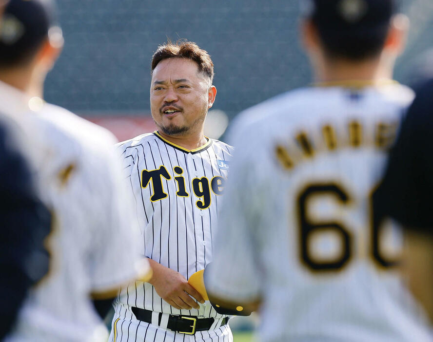 チームに合流しあいさつをする阪神小谷野打撃コーチ（撮影・藤尾明華）