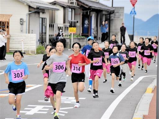 沿道の声援を受け走るランナー=10月27日、福井県高浜町和田