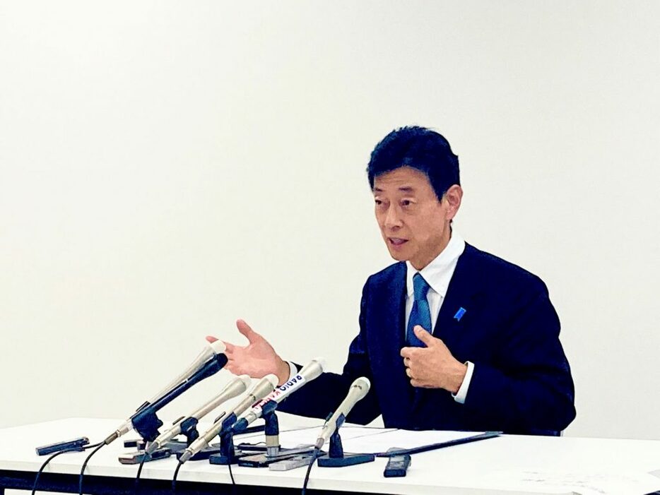 取材に応じる西村康稔氏〈2024年10月10日 兵庫県明石市〉