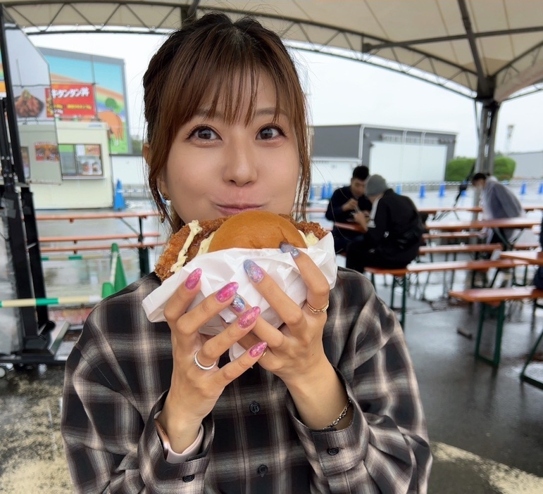 「はみ出しすぎるカツバーガー」に食らいつく！