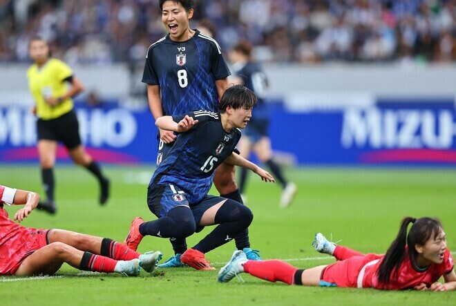 ２点目を決めた藤野（手前）。写真：梅月智史（サッカーダイジェスト写真部）