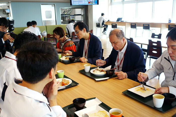 社員食堂で支援地域の食事を提供