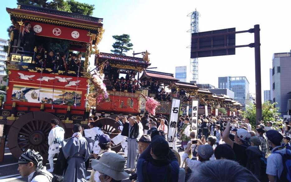 晴天のもと、天孫神社前に並んだ曳山＝13日、大津市京町