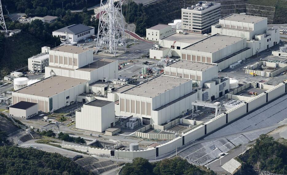 宮城県の東北電力女川原発2号機（画面中央）＝24日（共同通信社機から）