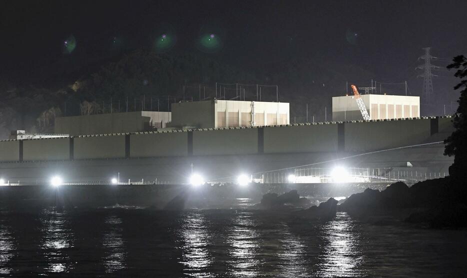 再稼働した宮城県の東北電力女川原発2号機（中央）＝29日午後9時19分