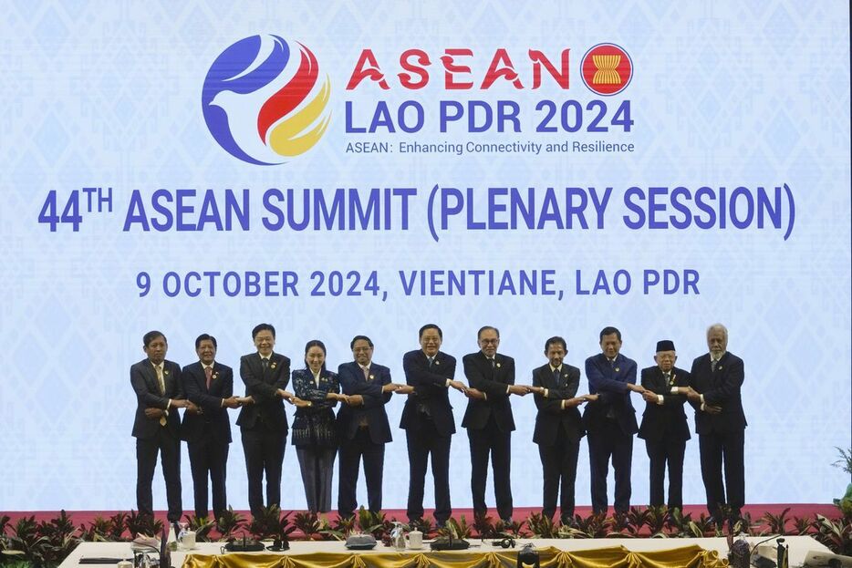 9日、ラオス・ビエンチャンで始まったASEAN首脳会議で写真に納まる各国首脳ら（AP）