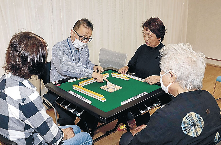 マージャンに親しむ参加者＝アピタ富山教室