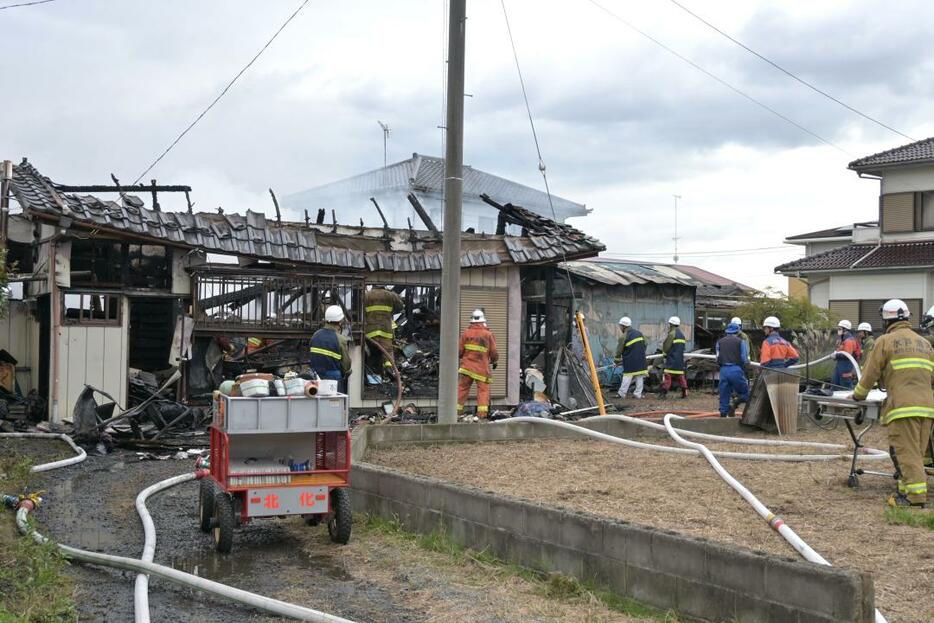 火災現場で消火活動をする消防隊員ら=水戸市内原町