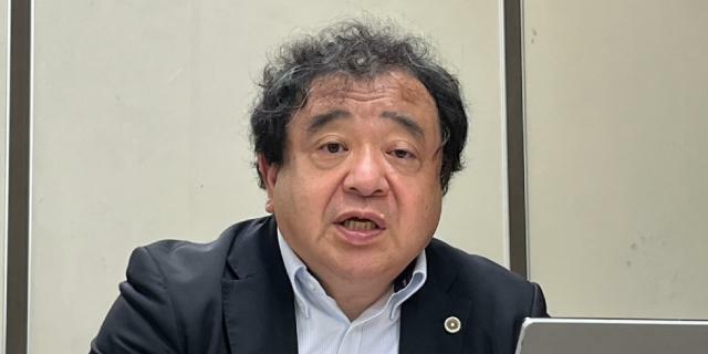 判決後、会見する原告代理人・指宿昭一弁護士