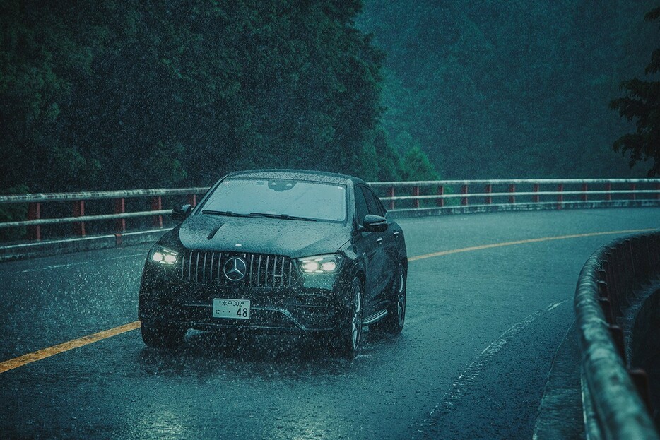 ▲ 「メルセデス AMG GLE 63 S 4MATIC+クーペ」なら4WDゆえ、雨の中の山道のコーナーリングも安定感バツグンです