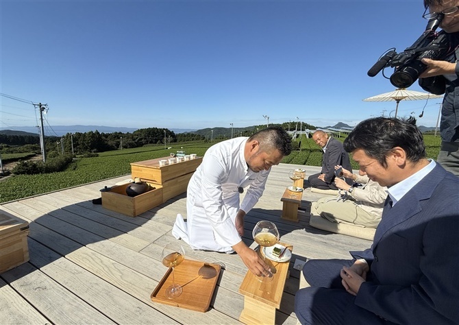 茶畑が広がる絶景の中で行われた茶空間体験。グラス1杯のお茶が約5000円。全国放送の情報番組も取材に訪れるほど高い関心を集めている