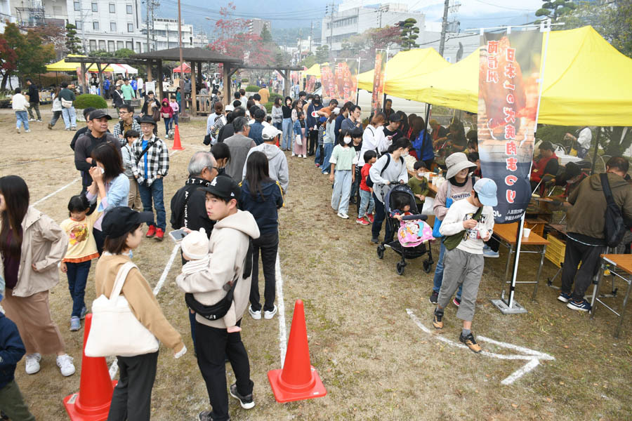 長蛇の列ができた「焼き肉振る舞いブース」