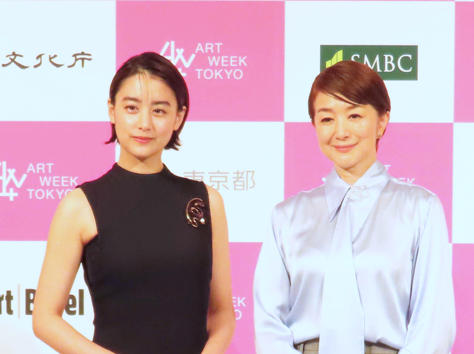 「アートウィーク東京」2024年記者発表会に出席した山本美月（左）と鈴木京香