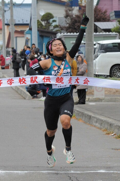 女子1位でフィニッシュする札幌山の手の渡辺栞弓選手。同校は初出場で初優勝を果たした＝滝川市で2024年10月20日午前11時8分、三沢邦彦撮影