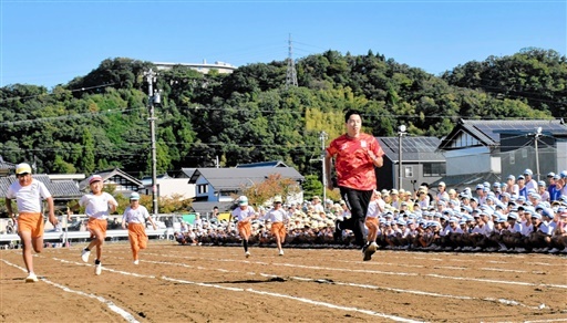 川上秀太選手と50メートル走に挑んだ児童＝10月9日、福井県福井市の社南小学校