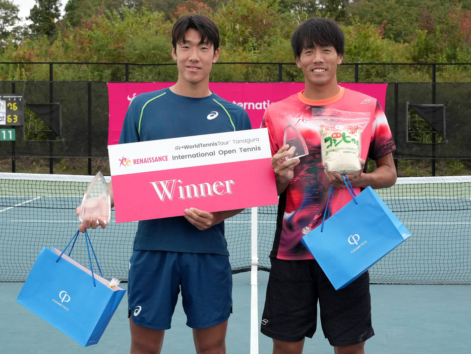 「ルネサンス国際オープンテニス」（福島・ルネサンス棚倉テニスコート）の男子シングルスで優勝を飾ったシン・ウビン（韓国／左）と準優勝の松村亮太朗（村田精工）（©ルネサンス国際オープン）