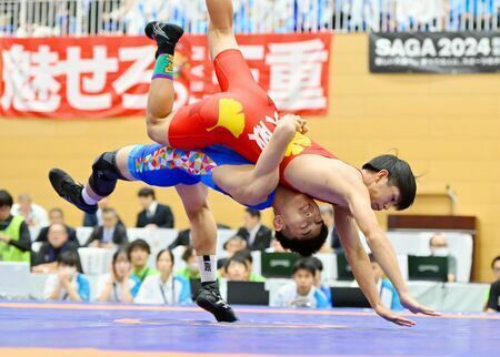 レスリング少年男子グレコローマン55キロ級準々決勝　相手を投げる中島拓摩（下、鳥栖工高）＝嬉野市中央体育館