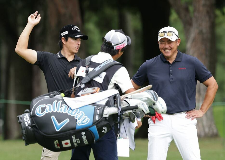 プロアマ戦でピッチングのポーズをとる石川遼。右は松坂大輔＝千葉・アコーディアゴルフ習志野CC（撮影・萩原悠久人）