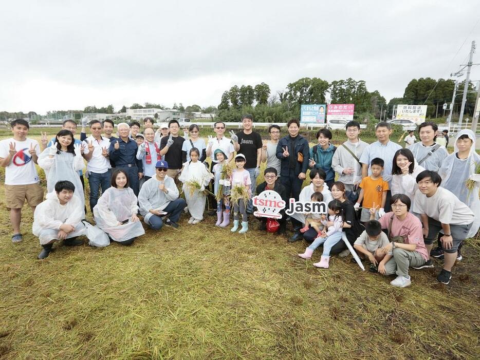 稲刈り参加者の集合写真