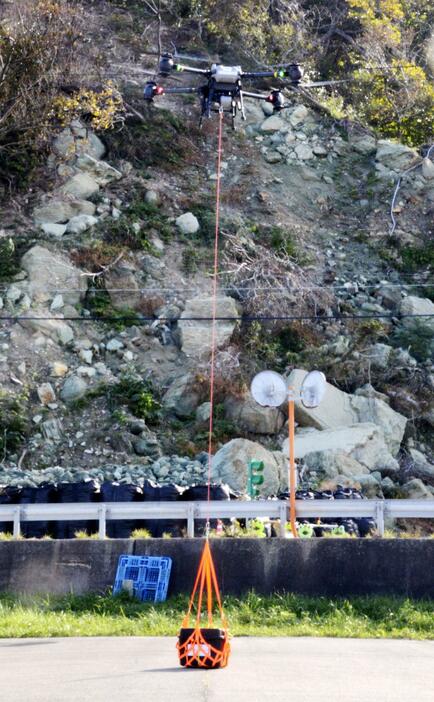 丹保果樹園からリンゴの入った箱を運び出したドローン＝30日午後、石川県珠洲市