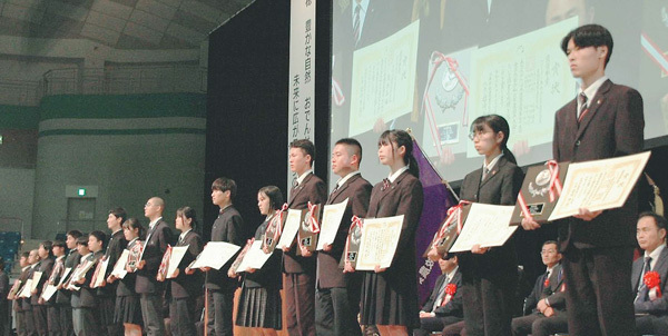 最優秀賞を獲得し、表彰された農高生ら（24日、盛岡市で）