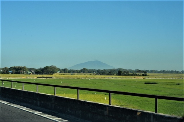 マニラからマバラカットに向かう道中、右前に見えるアラヤット山。大西中将はこのあたりで「決死隊を作りに行くのだ」と門司副官に言ったはずである(撮影/神立尚紀)