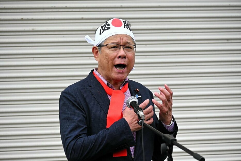 今年7月、小浜市長選の現職の出陣式でマイクを握る高木毅氏