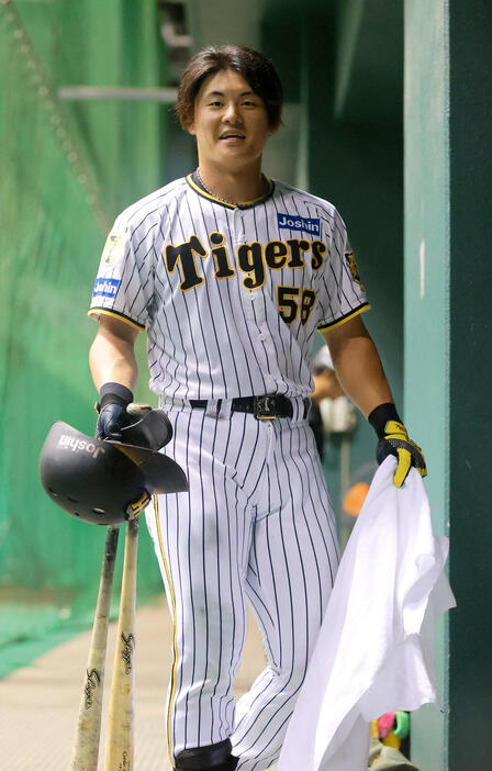 試合が中止となり室内練習で汗を流す阪神前川（撮影・上山淳一）