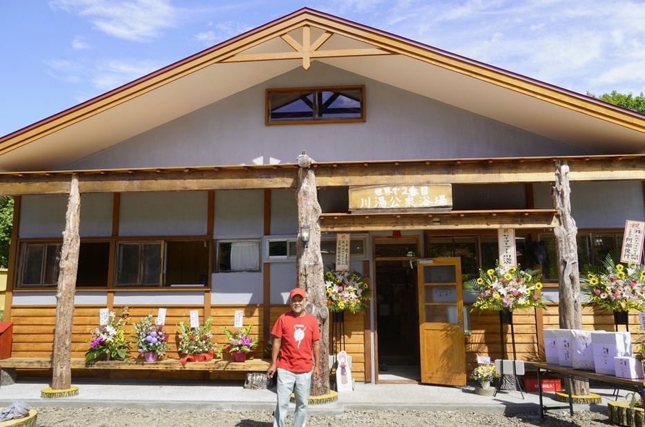 左官業の中野吉次さん（中央）が改修し、営業を再開させた川湯温泉の公衆浴場＝北海道弟子屈町