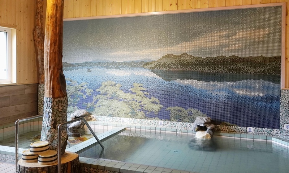 女湯に作成された摩周湖のモザイクアート＝北海道弟子屈町